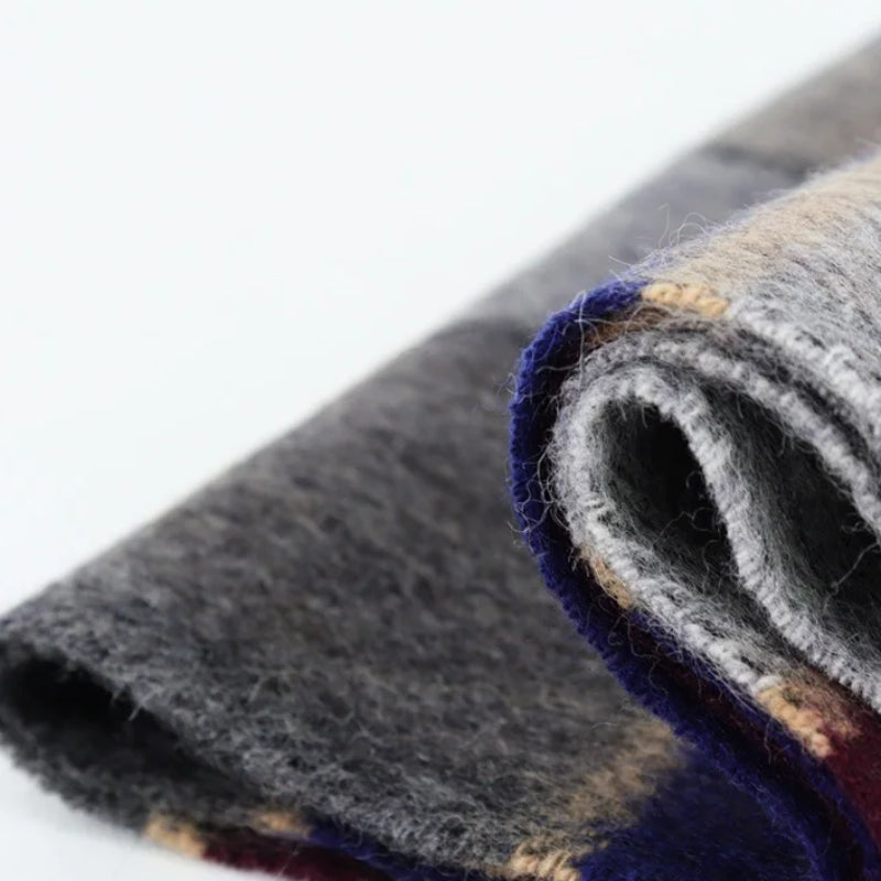 Écharpe ornée de carreaux tartan