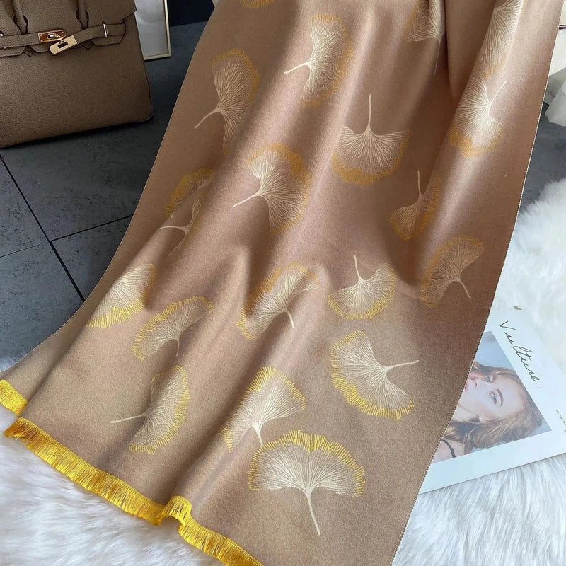 Écharpe pour femmes décorée de feuilles