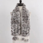 Écharpe rehaussée d’un pompon en fourrure