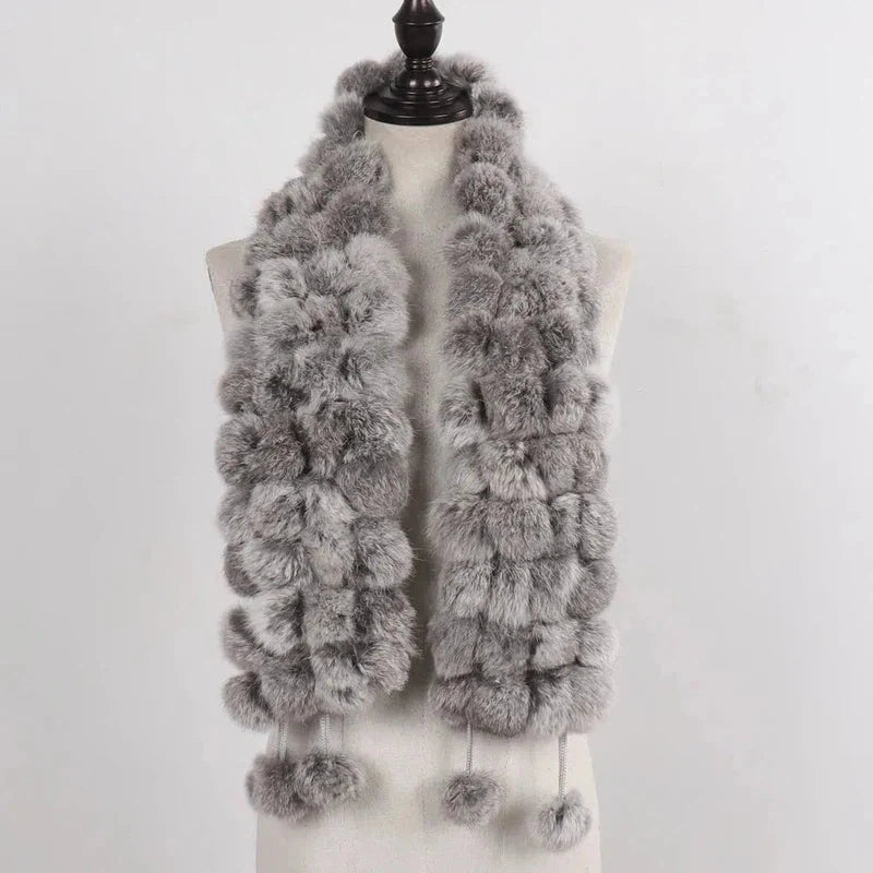 Écharpe rehaussée d’un pompon en fourrure
