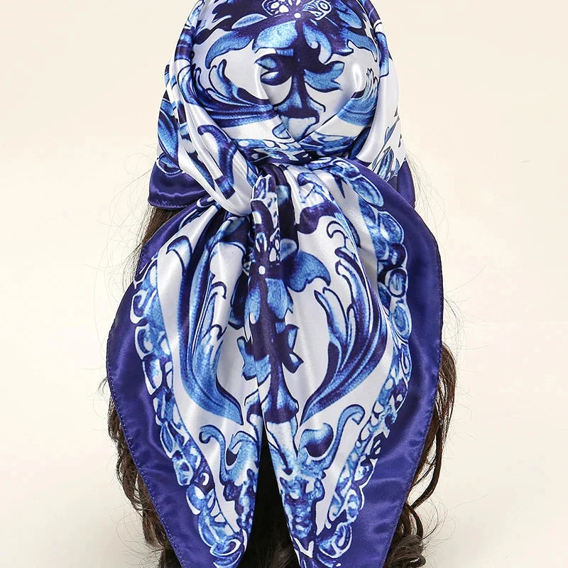 Écharpe satinée ornée de motifs