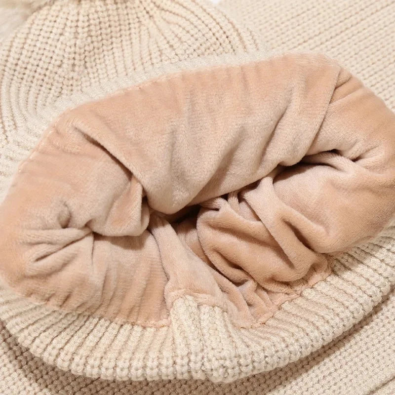 Ensemble femme avec bonnet, écharpe et gants