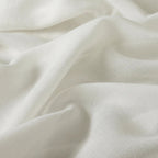 Étole blanche servant de châle