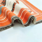 Étole décorée de motifs graphiques
