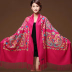 Étole ornée de broderies pour femme