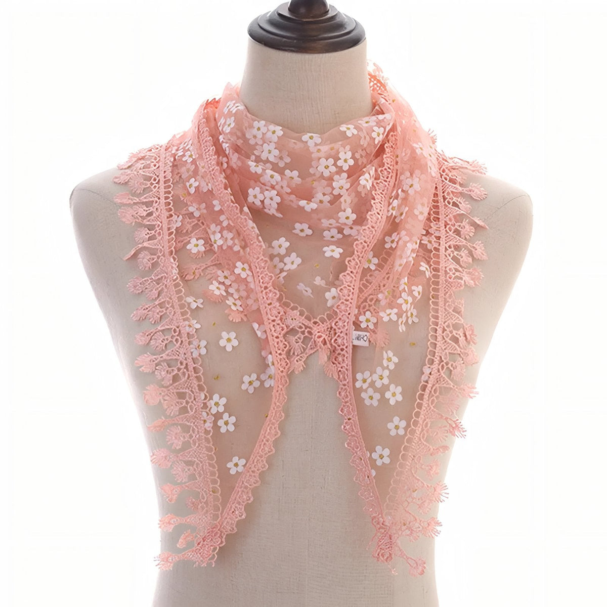 Foulard à la forme triangulaire en dentelle