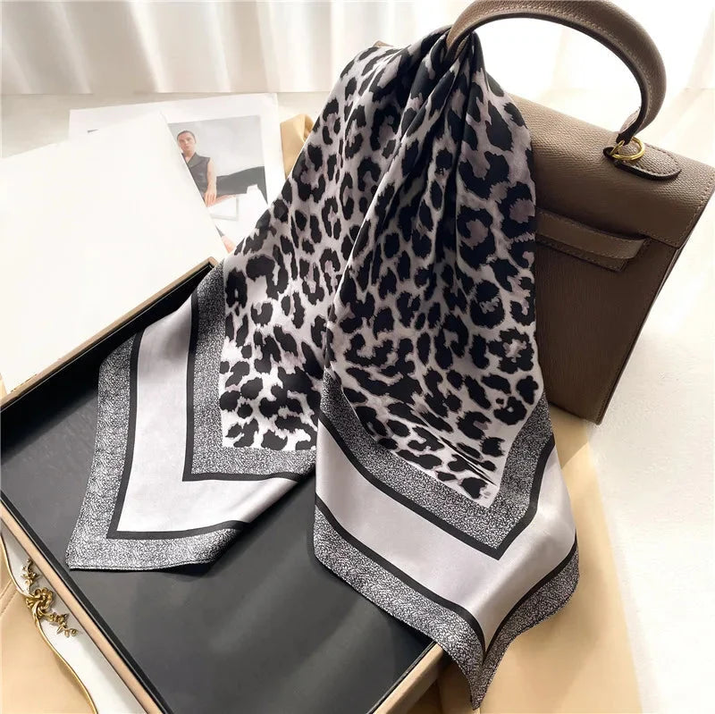 Foulard à motif léopard en mousseline