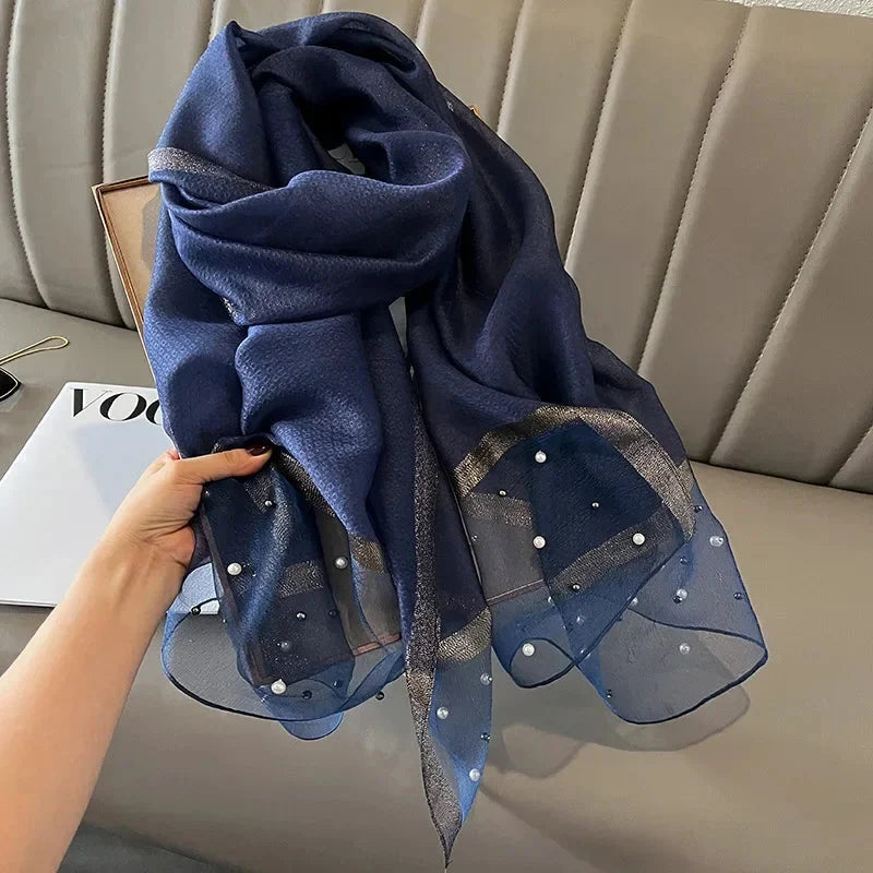 Foulard agrémenté de perles