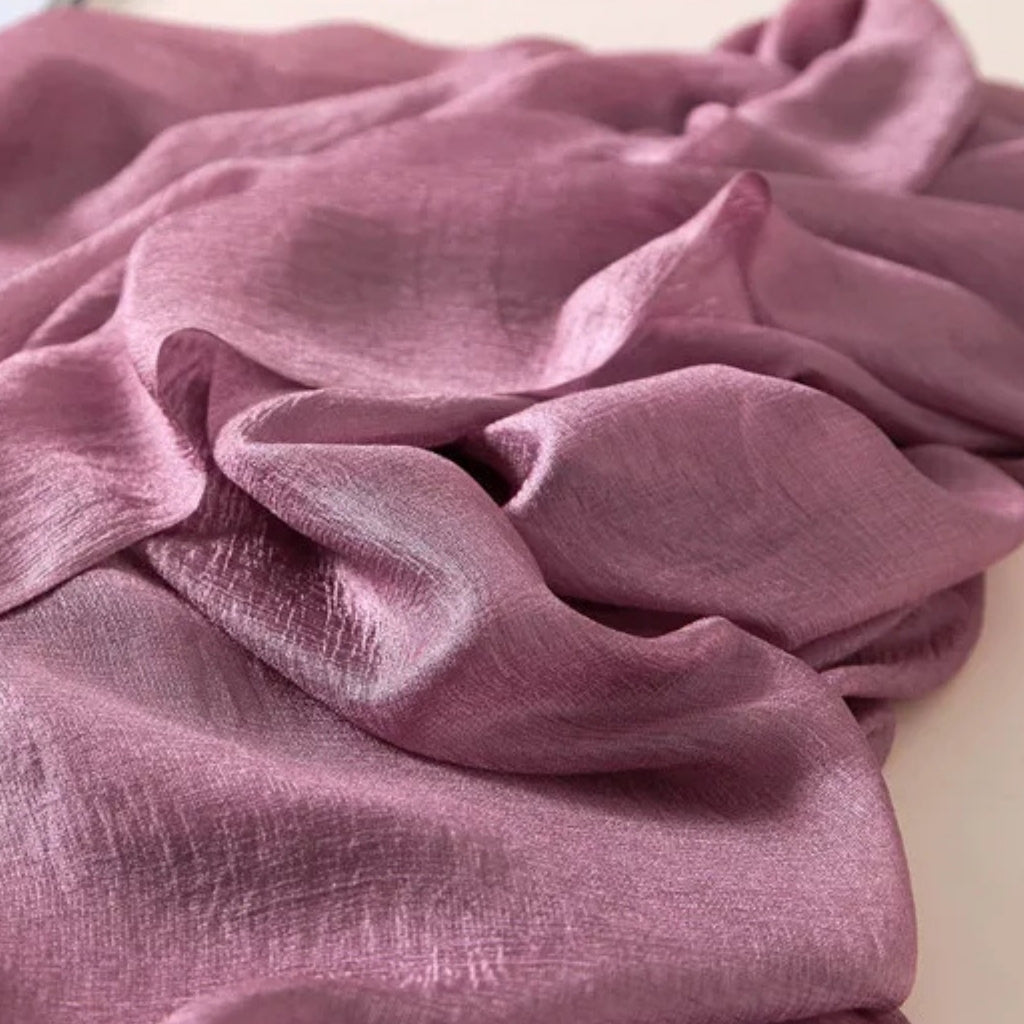 Foulard allongé au rendu satiné