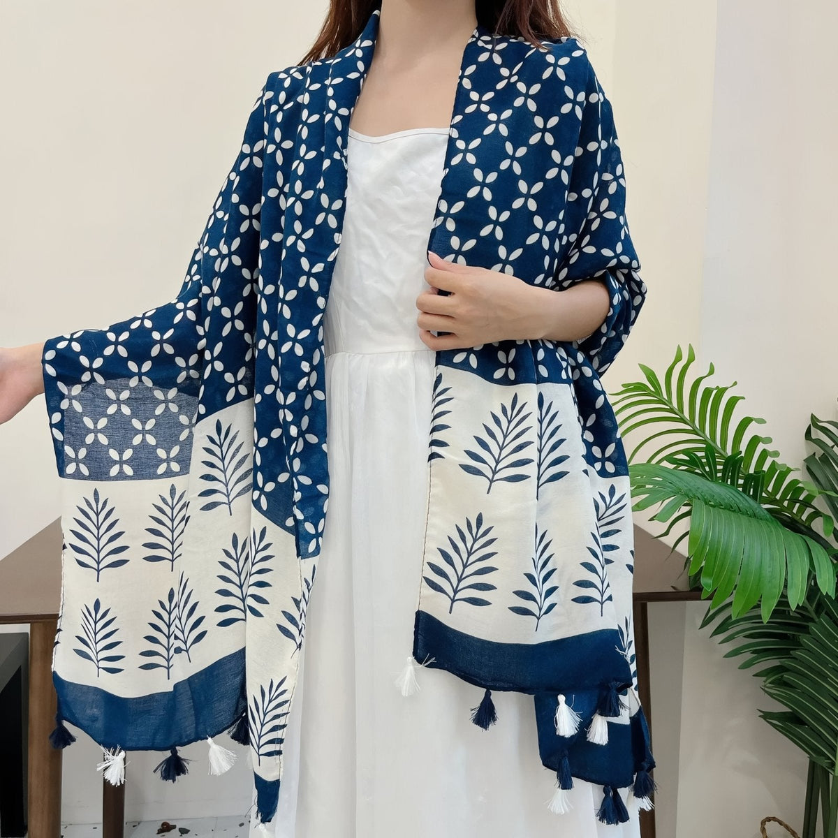 Foulard ample pour femme blanc et bleu marine