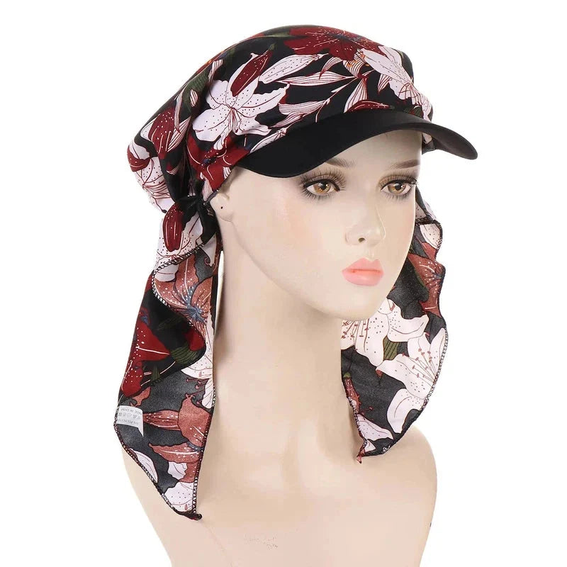 Foulard associé à une casquette visière