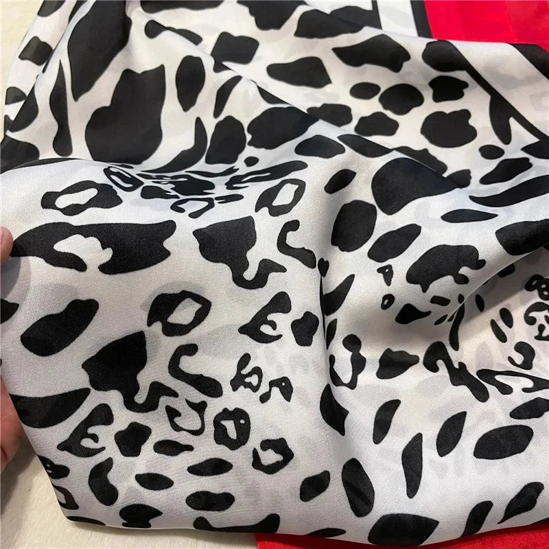 Foulard au format carré léopard