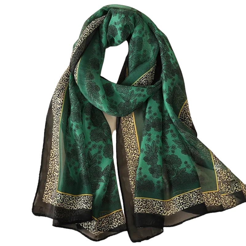 Foulard au motif léopard multicolore