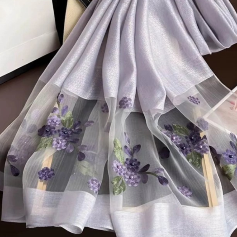 Foulard aux fleurs brodées