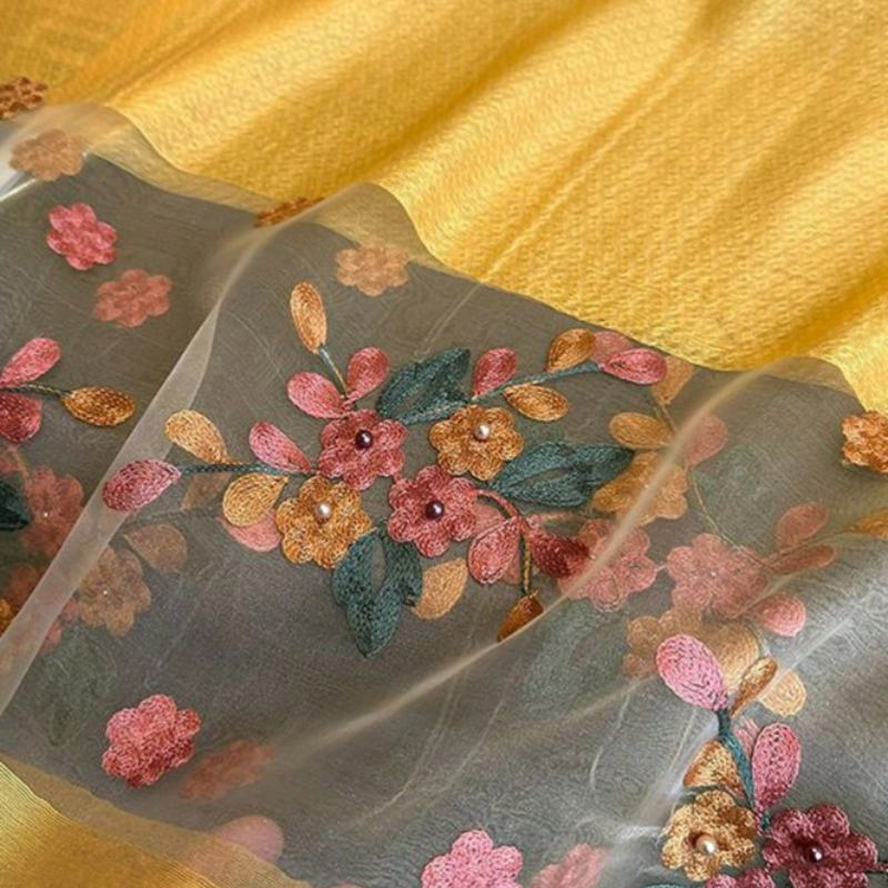 Foulard avec broderies florales