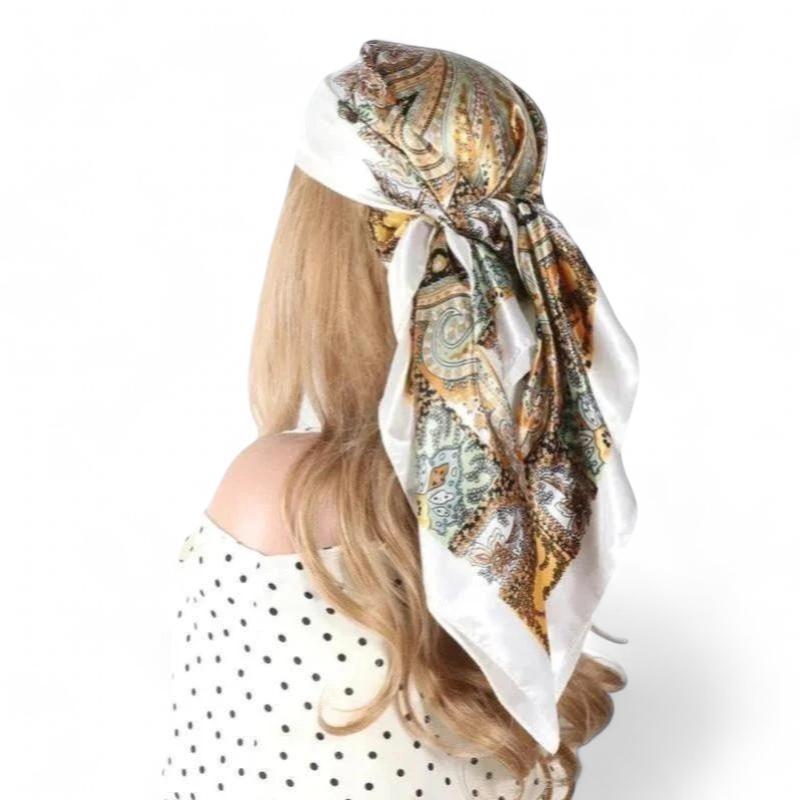 Foulard carré destiné aux cheveux