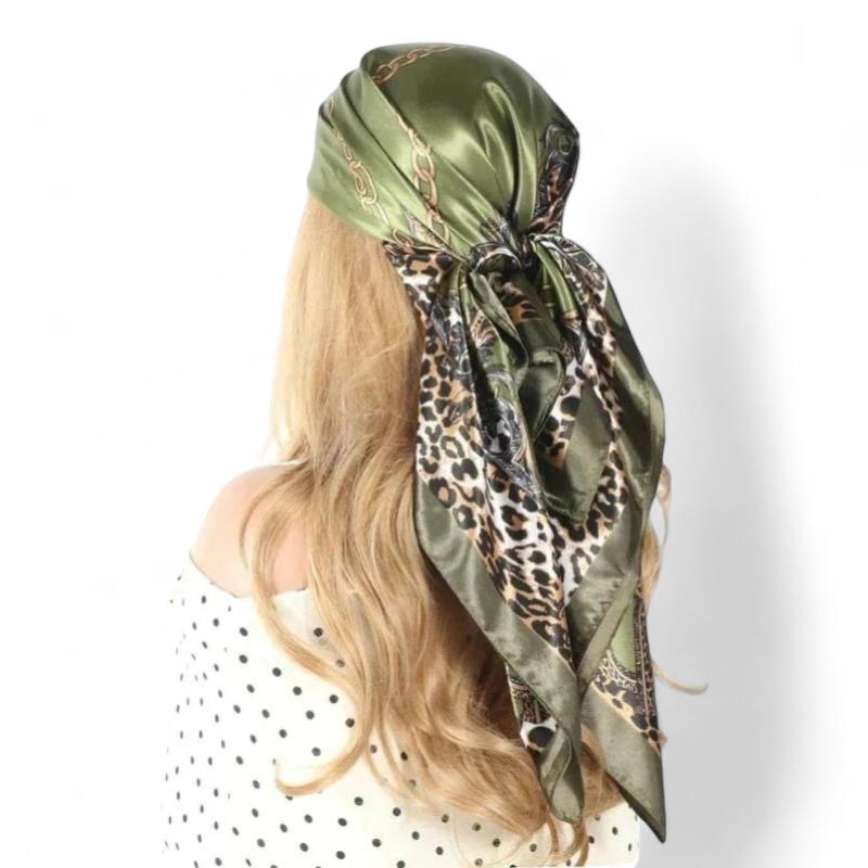 Foulard carré porté dans les cheveux