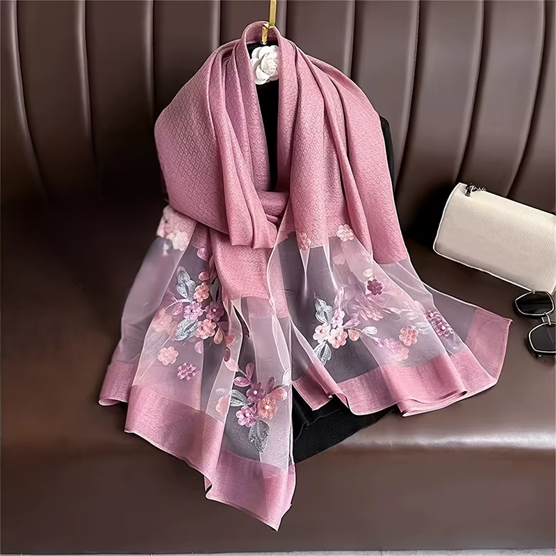 Foulard décoré de broderies florales