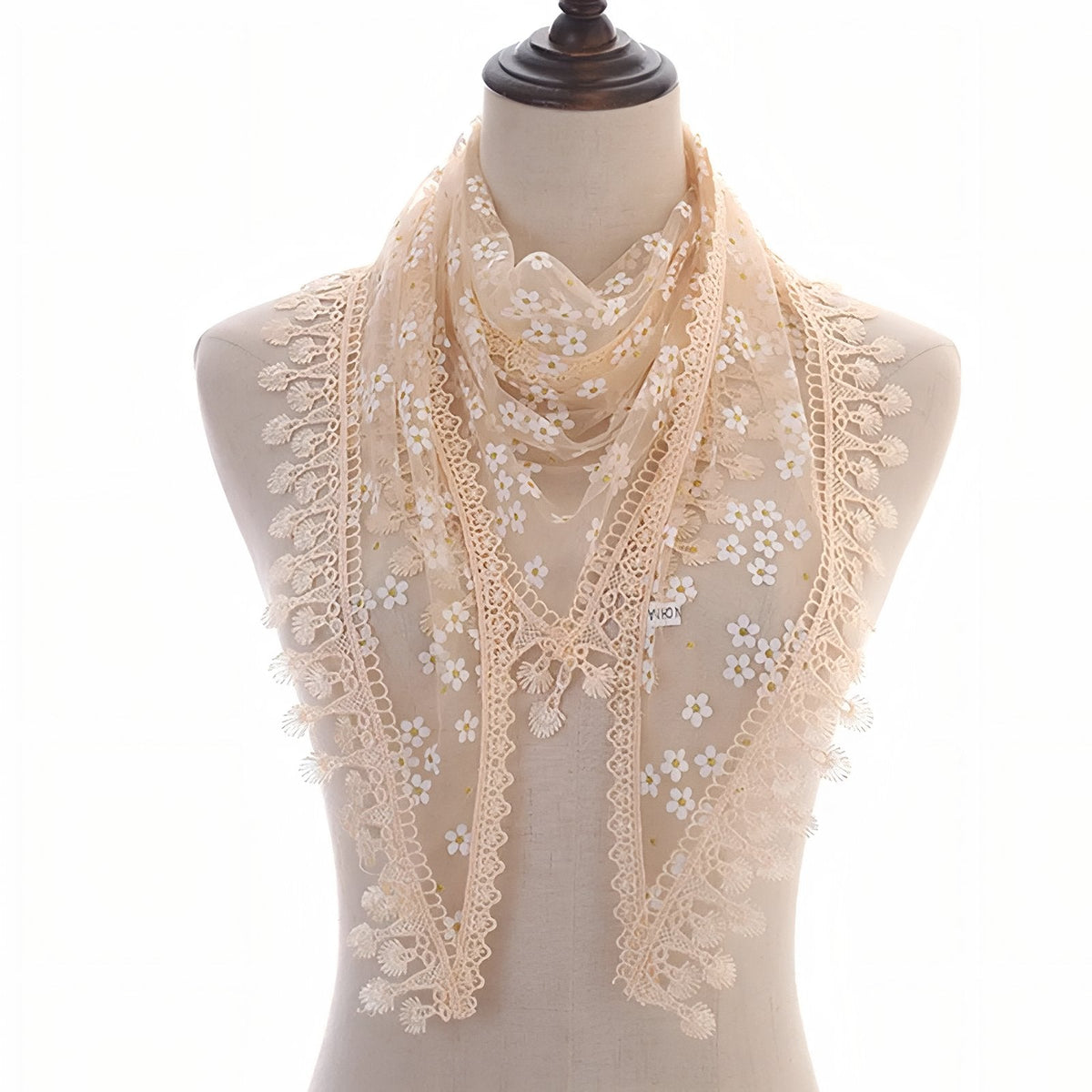 Foulard en dentelle taillé en triangle