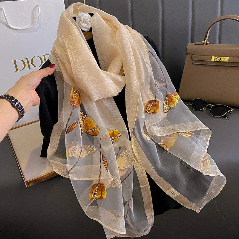 Foulard en mousseline de soie destiné aux femmes