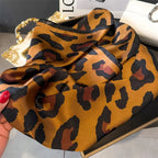 Foulard en mousseline motif léopard