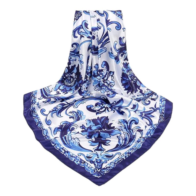 Foulard en satin à motifs