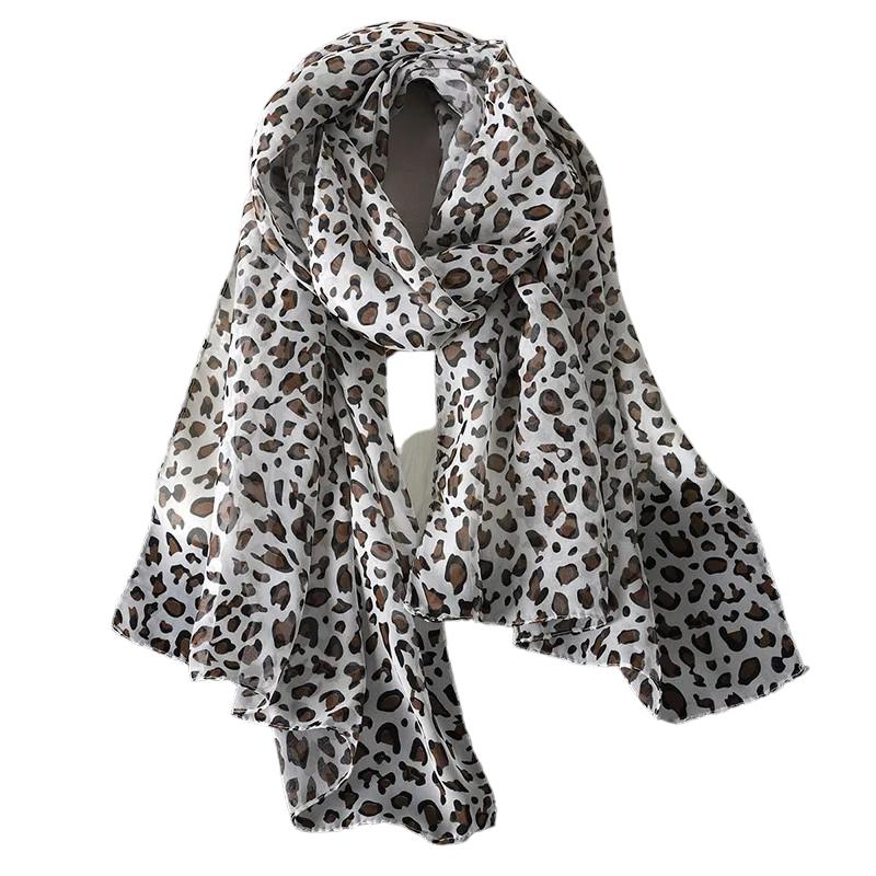 Foulard façon léopard aux couleurs multiples