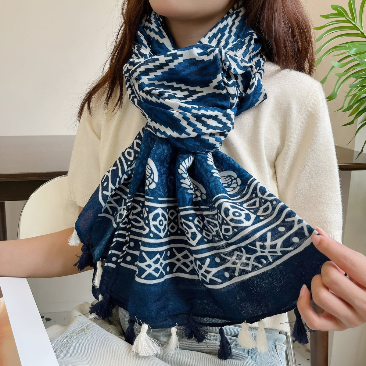 Foulard féminin ample bleu marine et blanc