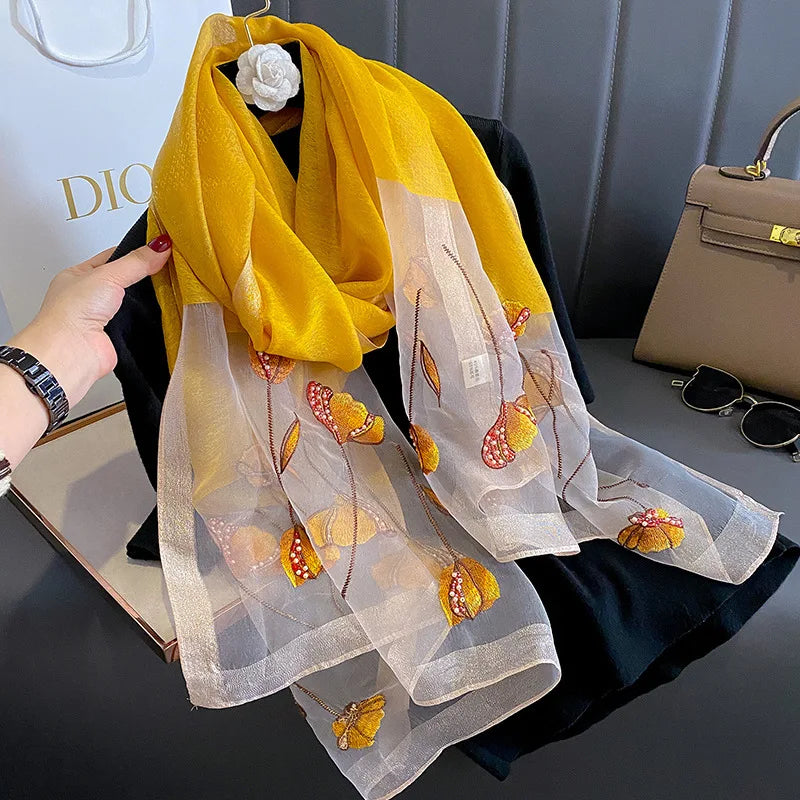 Foulard féminin réalisé en mousseline de soie