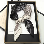 Foulard féminin taillé en carré