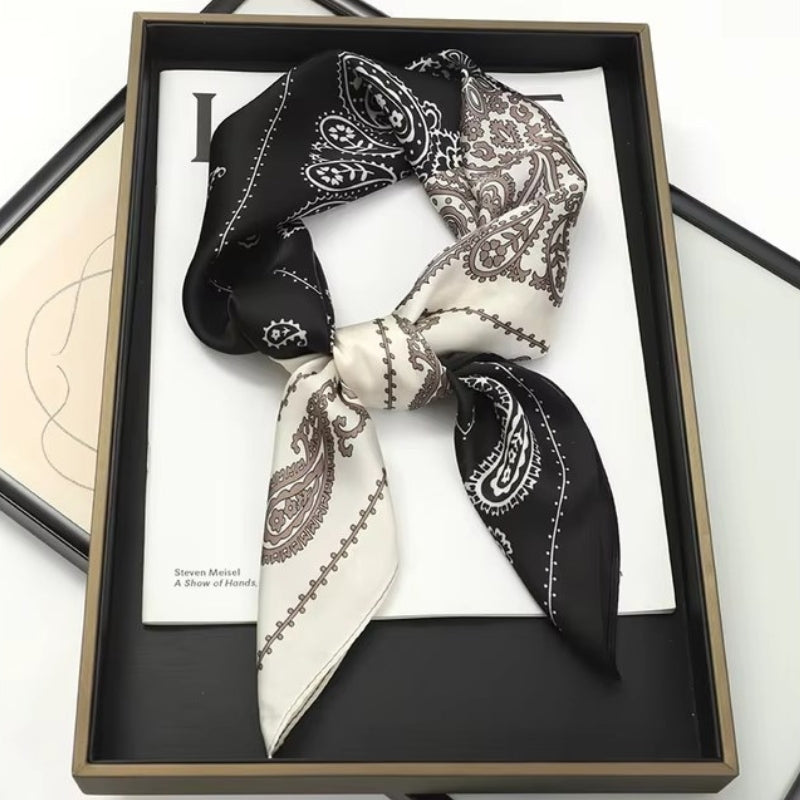Foulard féminin taillé en carré