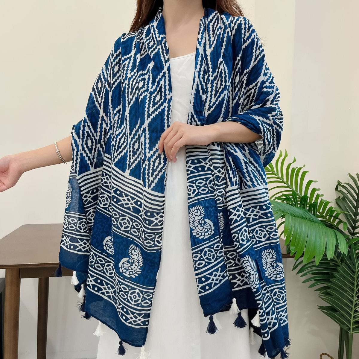 Foulard femme bleu marine et blanc de grande taille