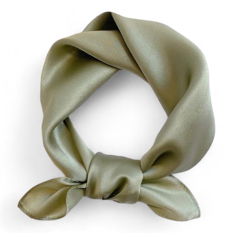Foulard femme en soie au format réduit