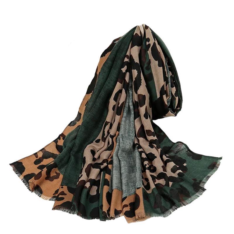 Foulard léopard destiné aux femmes