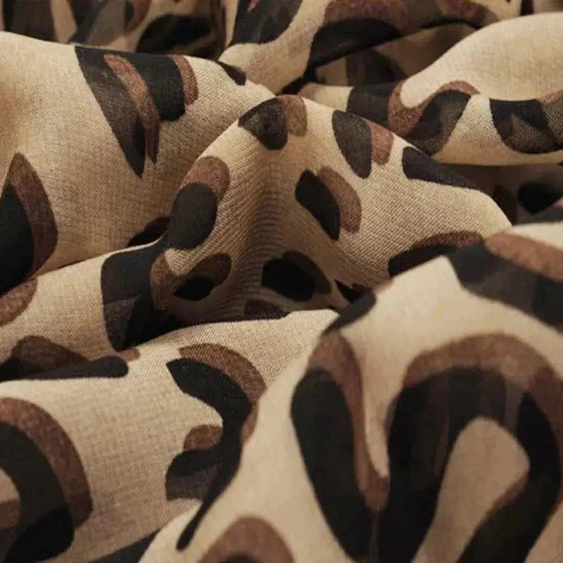 Foulard marron à imprimé léopard