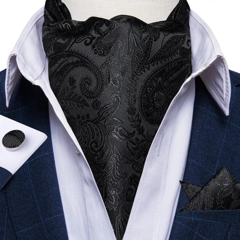 Foulard masculin en soie façon cravate