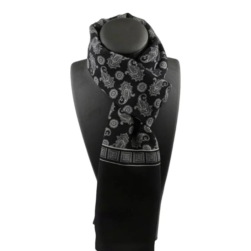 Foulard masculin porté au cou