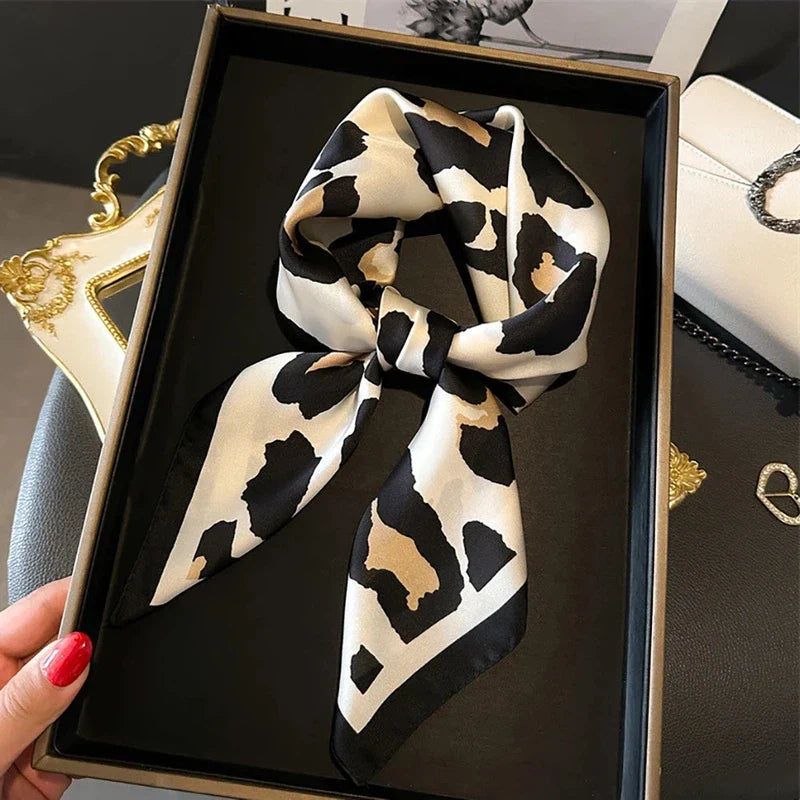 Foulard motif léopard en mousseline
