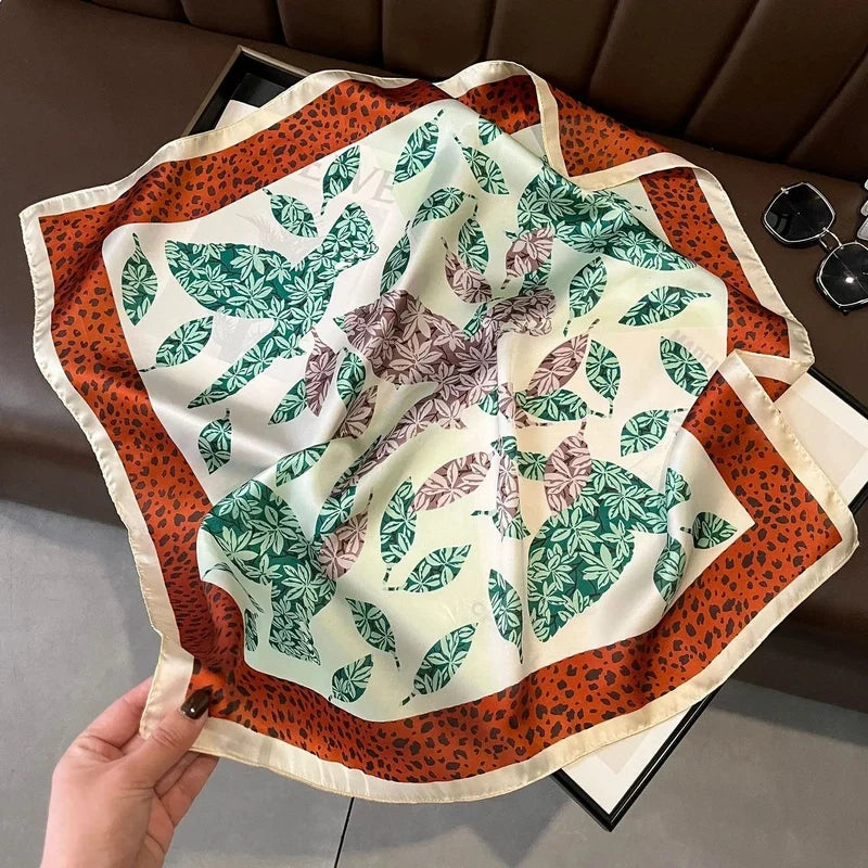 Foulard mousseline au motif léopard