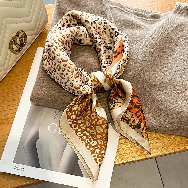 Foulard mousseline orné d’un imprimé léopard