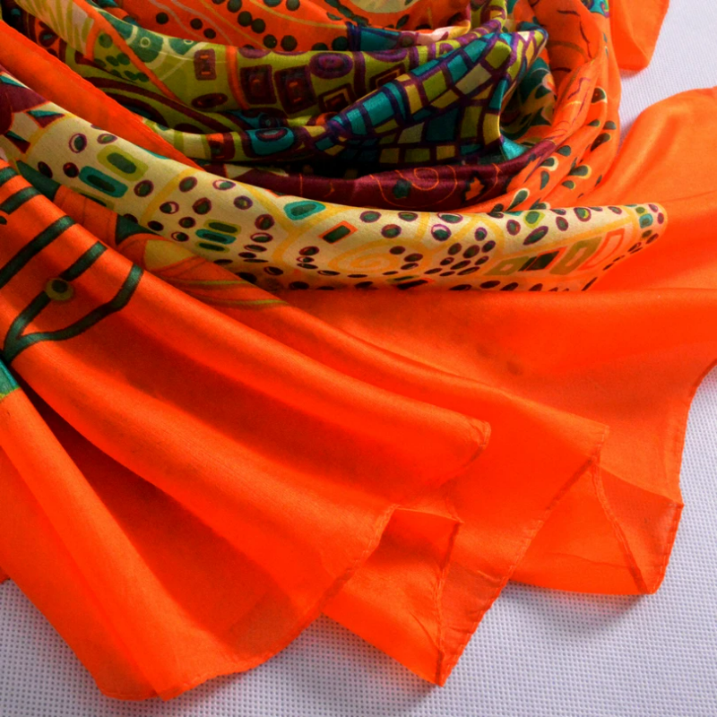 Foulard orange confectionné en soie