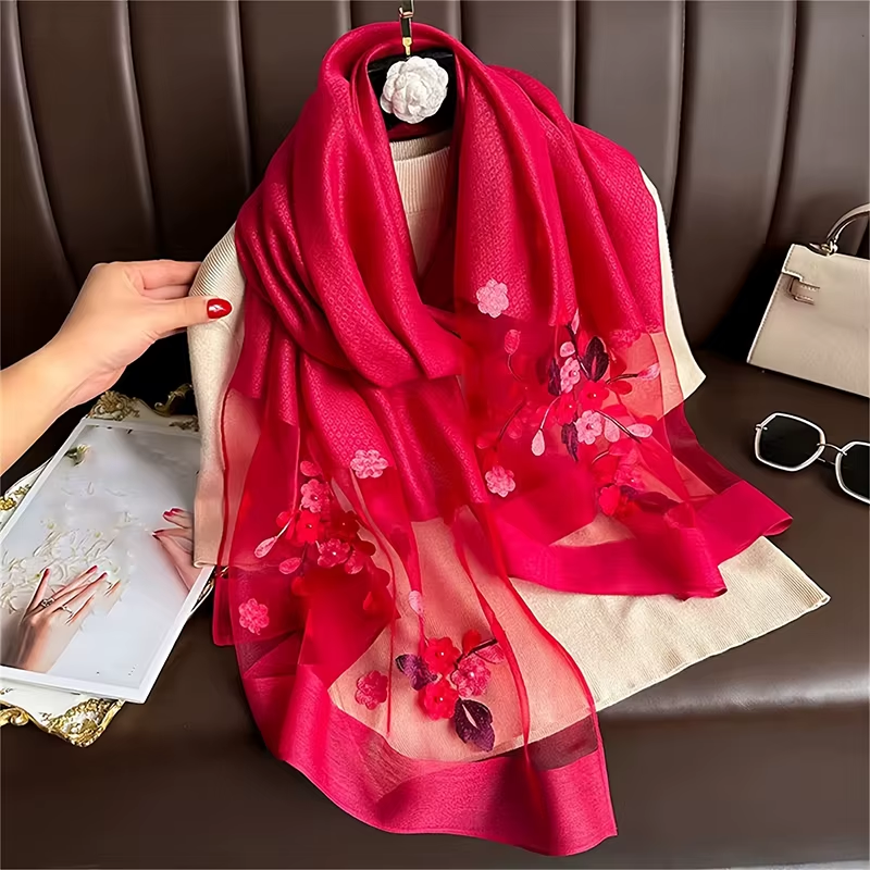 Foulard orné de fleurs brodées