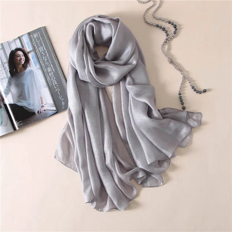 Foulard satiné de forme allongée