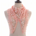 Foulard triangulaire confectionné en dentelle