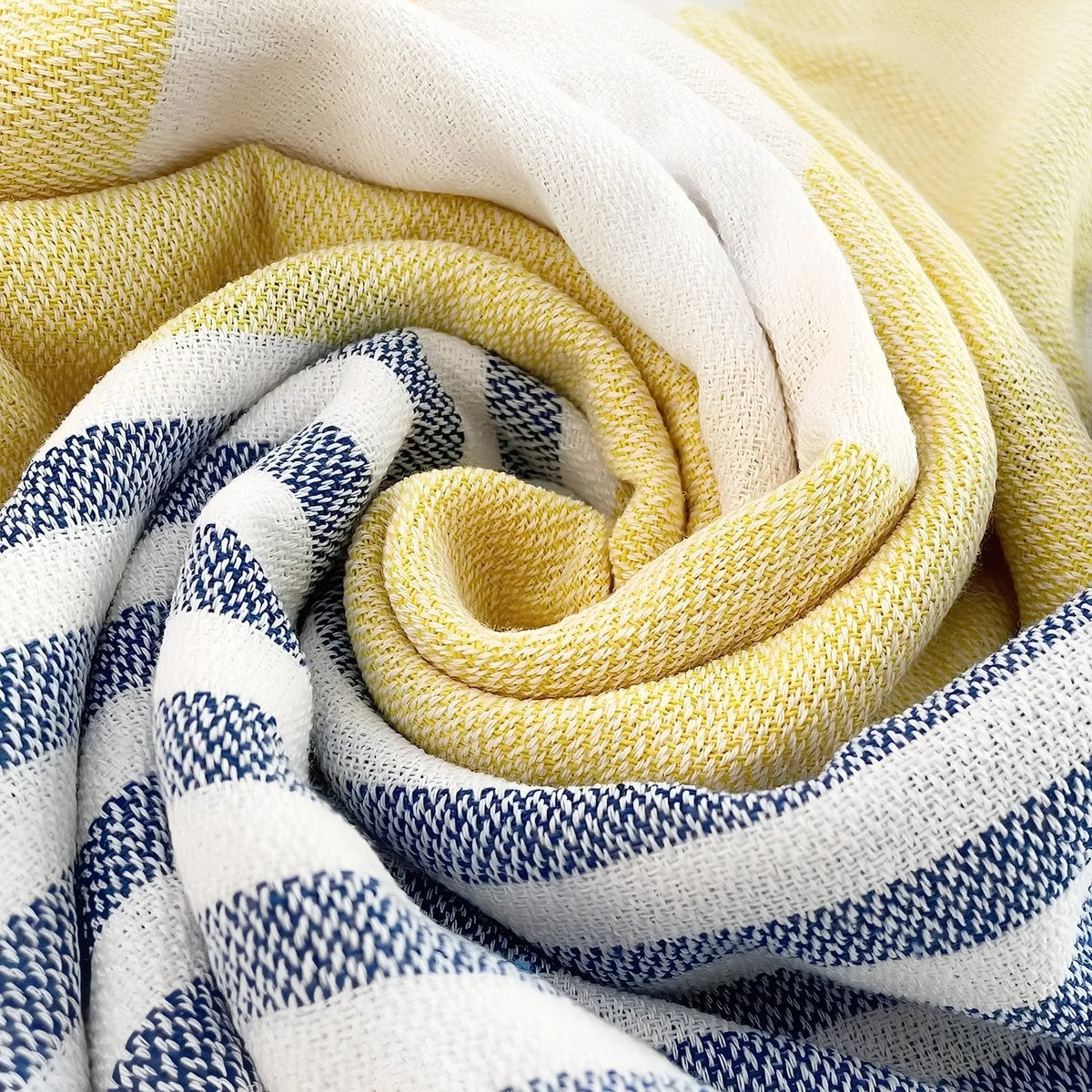 Fouta à franges et rayures tricolores pour plage