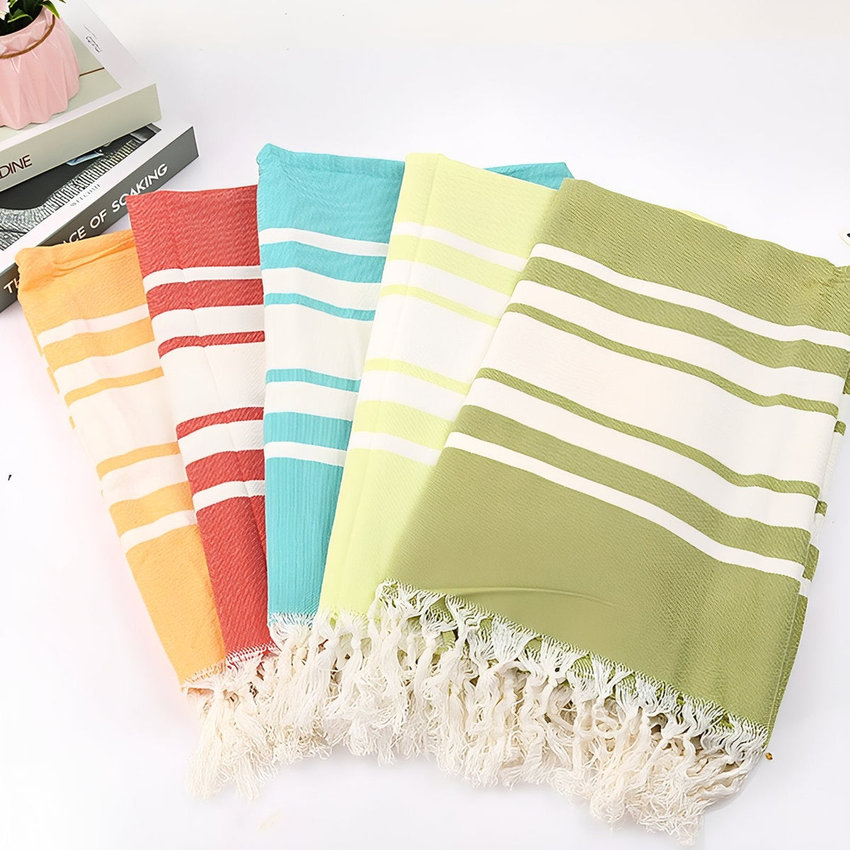 Fouta bicolore à lignes et franges pour la plage