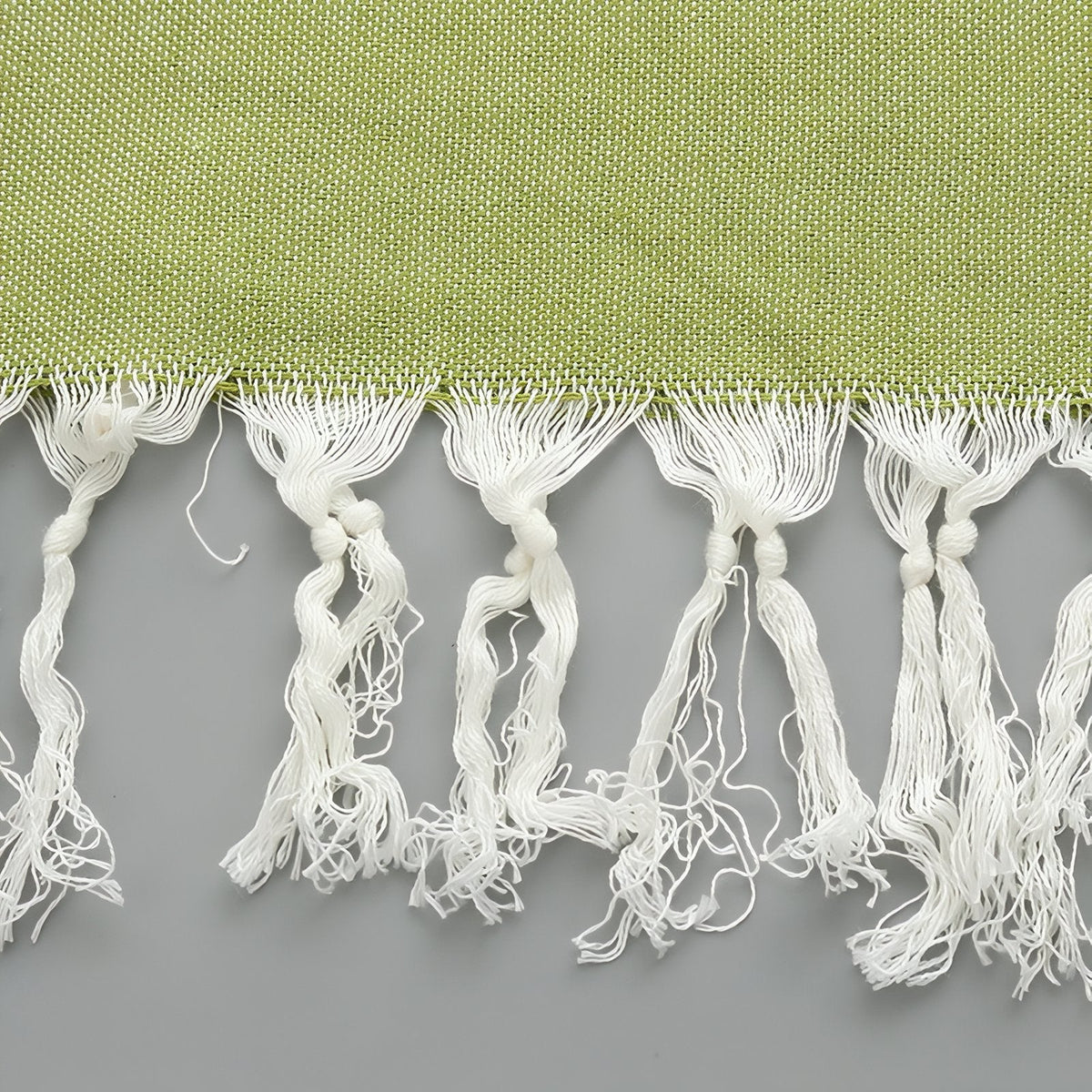 Fouta de plage à lignes bicolores et franges
