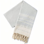 Fouta de plage aux rayures irrégulières avec franges