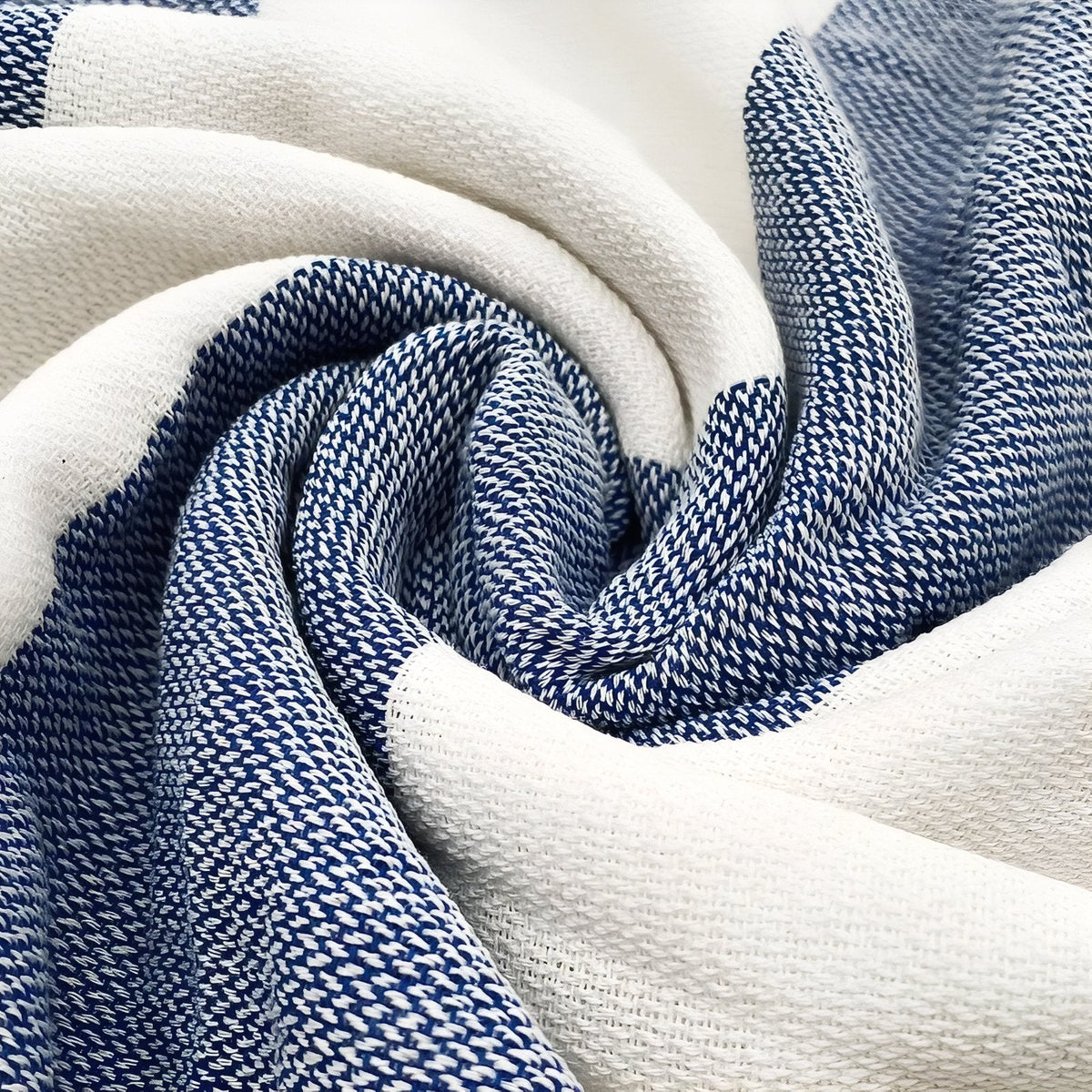 Fouta de plage frangée au motif rayé tricolore
