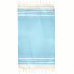 Fouta frangée de plage ornée de rayures asymétriques